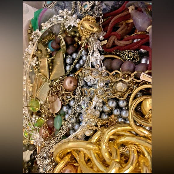 ⚜️ 3 LB Vintage Mod Mystery Jewelry Lot ~ Mostly Wearable | • Craft • Repair ⚜️ - Picture 5 of 7